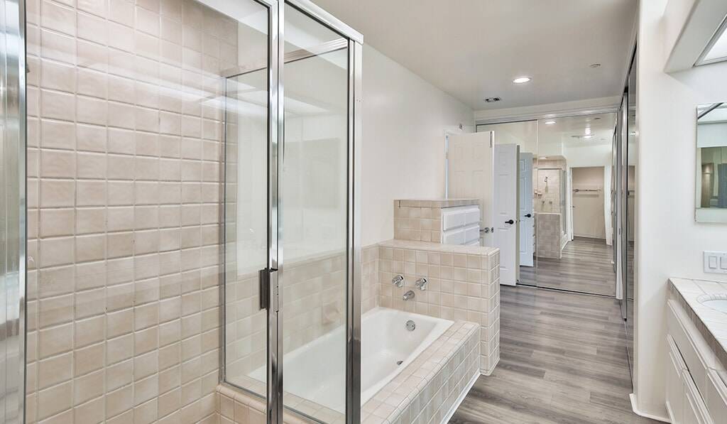 555 Barrington Primary bath