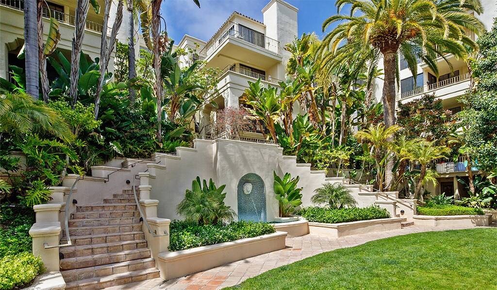Landscaped Courtyard at 555 Barrington